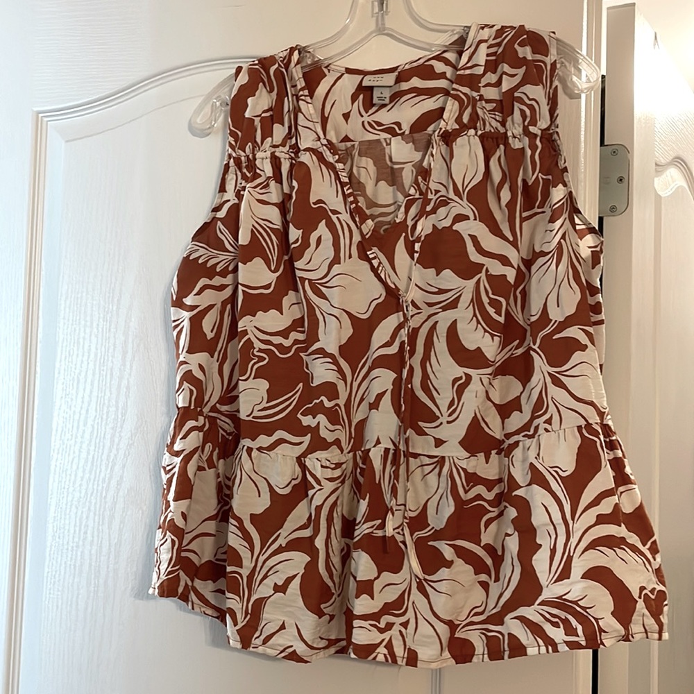 Absolutely adorable burnt orange and cream tank.